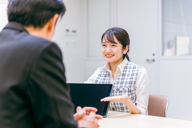 銀行受付の女性の画像