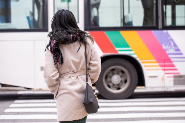 歩く女性の画像